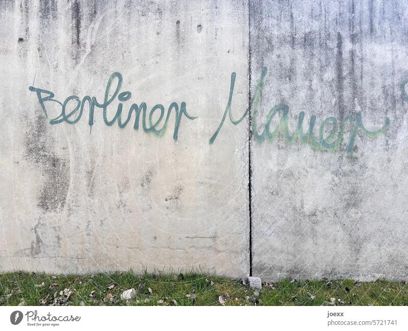 Berliner Mauer außerhalb Berlins Beton Grafitty Graffiti grau Schriftzeichen Wand Farbfoto Außenaufnahme