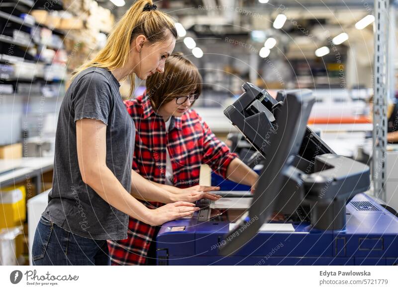 Berufstätige weibliche Angestellte in einer Druckerei Business Mitarbeiter Fabrik Frau industriell Industrie Job Güterverkehr & Logistik Herstellung Menschen