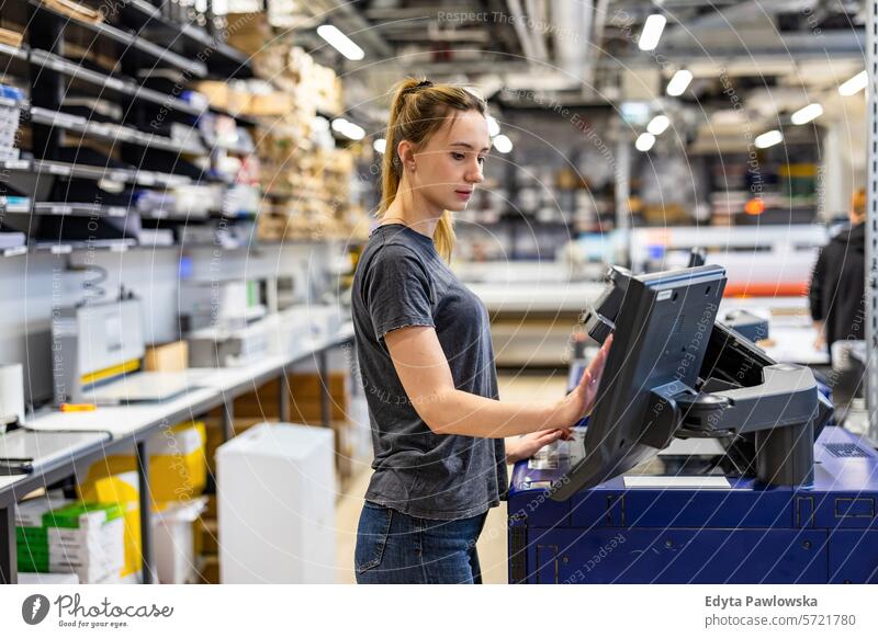 Frau bei der Arbeit in einer Druckerei Business Mitarbeiter Fabrik industriell Industrie Job Güterverkehr & Logistik Herstellung Beruf Menschen Produkt