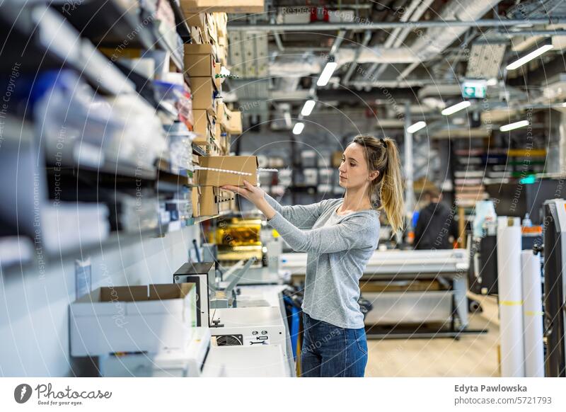 Frau bei der Arbeit in einer Druckerei Business Mitarbeiter Fabrik industriell Industrie Job Güterverkehr & Logistik Herstellung Beruf Menschen Produkt