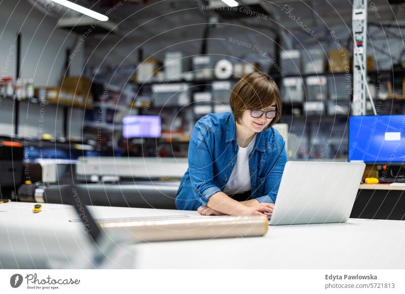 Frau mit Laptop in einer Druckerei Business Mitarbeiter Fabrik industriell Industrie Job Güterverkehr & Logistik Herstellung Beruf Menschen Produkt Inszenierung