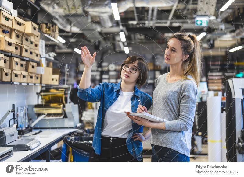 Berufstätige weibliche Angestellte in einer Druckerei Business Mitarbeiter Fabrik Frau industriell Industrie Job Güterverkehr & Logistik Herstellung Menschen