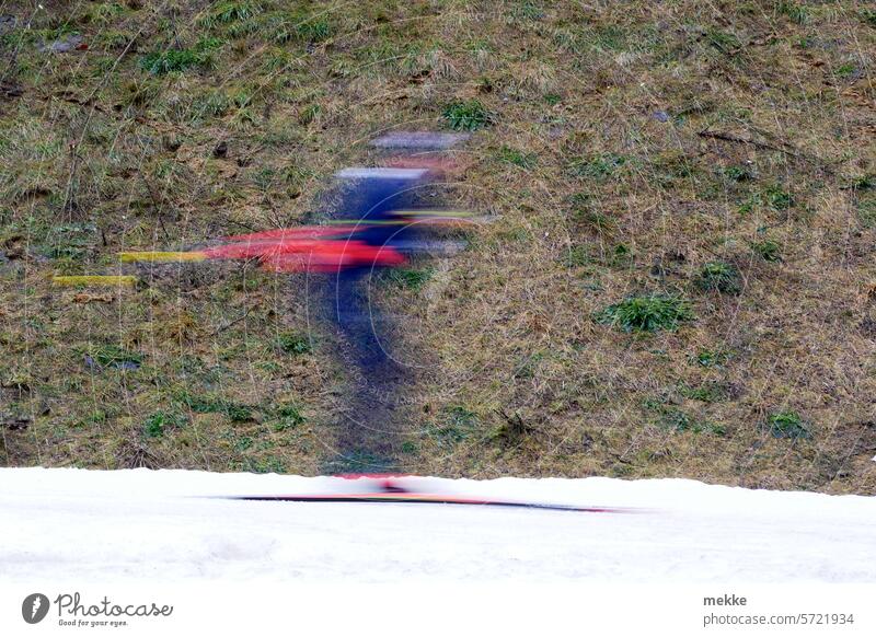 Skifahren im Frühling Skifaher Skifahrerin Sport Schnee Skipiste Wintersport Winterurlaub Freizeit & Hobby Langlauf Loipe grün Abfahrt Geschwindigkeit Rausch