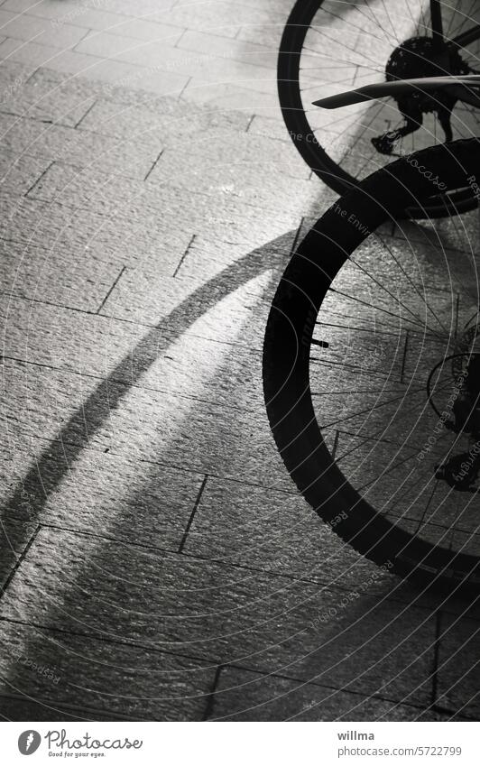 Stadtrad & Stellvertreter Fahrrad Räder Gehwegplatten urban sw Schatten parken Mobilität Schattenspiel Verkehrsmittel Bike Speichen