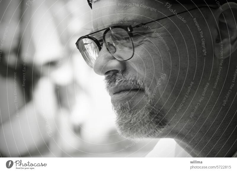 Innehalten Mann nachdenklich Ruhe Besinnung In sich gehen Brille Sehschwäche Bart Ausruhen Moment Selbstfindung Mensch Porträt Gesicht nachdenken Glaube