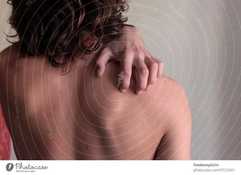 Hand kratzt Schulter Haut nackt Rücken Oberkörper Rückansicht Mensch Körper junger Mann Juckreiz kratzen Arm jucken Nackte Haut Gesundheit Allergie 18-30 Jahre