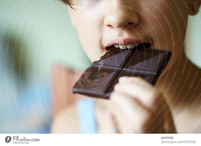 Unbekanntes Mädchen isst leckeren Schokoriegel zu Hause essen Schokolade Bar süß Dessert braun Ablass Lebensmittel Snack ungesund frisch Biss hungrig Spielfigur