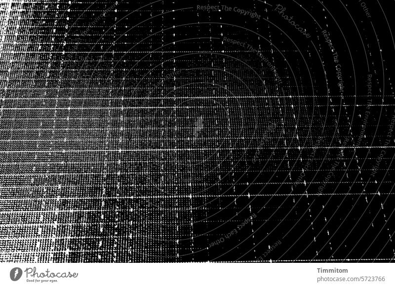Dunkles Glas Struktur Strukturen Linien Muster hell und dunkel glänzen Schwarzweißfoto abstrakt graphisch Schatten Menschenleer