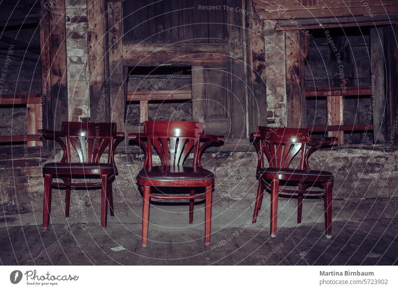 Drei Stühle in einem alten und schmutzigen Keller gebrochen Rust Licht aufgeben braun Schimmelpilze drei Grunge Schmutz Waschbecken Stuhl . stumm dreckig Ziegel