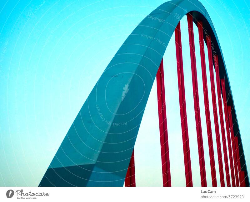 Bild mit Brücke Pfeiler Brückenkonstruktion Brückenpfeiler Brückenbogen Verkehrswege Architektur Bauwerk Himmel blau rot Froschperspektive Straßenverkehr