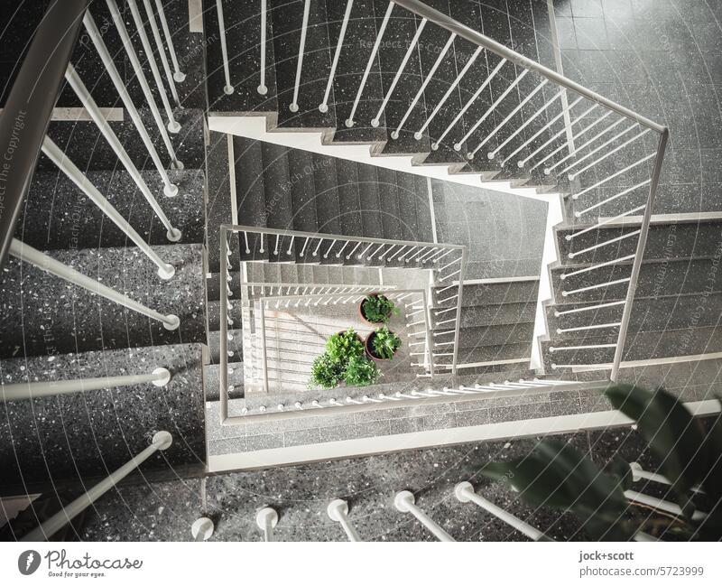 lichter Raum eines Treppenumlaufs mit Topfpflanzen Architektur Geländer Treppenhaus Treppengeländer Treppenabsatz treppenauge Schatten Vogelperspektive Marmor