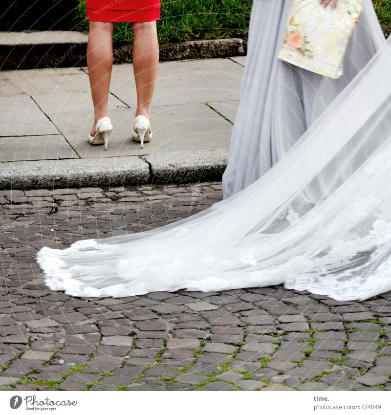 Konfliktpotenzial Hochzeit Brautkleid Schleier Tasche Beine Kleid Straße Bordstein Kopfsteinpflaster weggedreht Frauen Festkleidung Stoff abgewandt urban Feier
