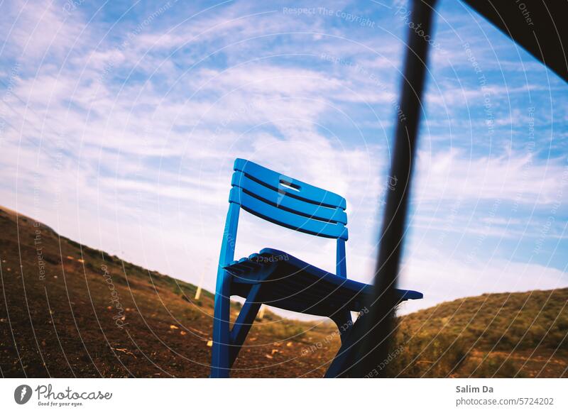Blauer Stuhl passend zum blauen natürlichen Wolkenhimmel Blauer Himmel Blauer Hintergrund Stühle blauer Himmel wolkig bewölkter Himmel Skyline Streichholz Cloud