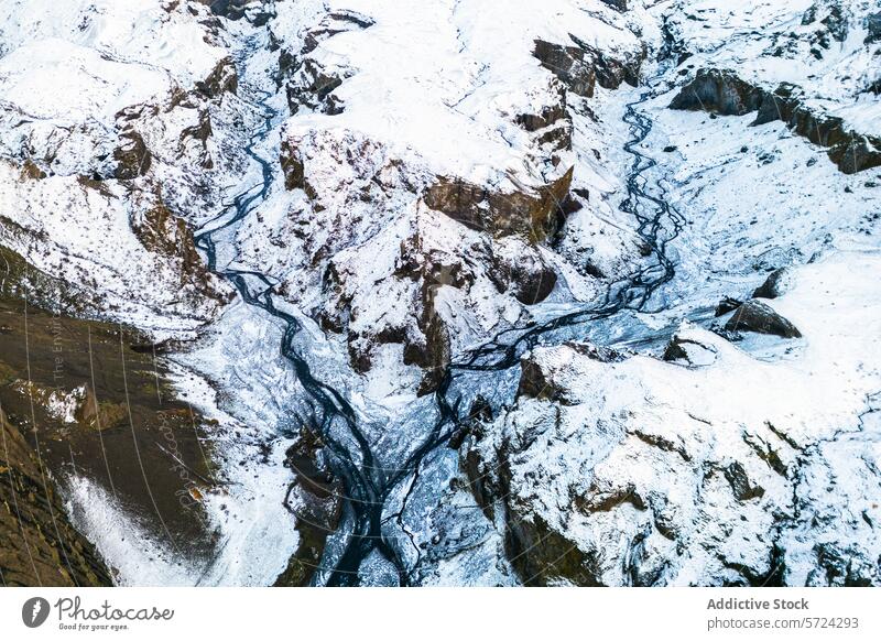 Luftaufnahme der schneebedeckten Flüsse im Norden, die sich durch die Landschaft schlängeln Antenne Ansicht Schnee nördlich Fluss Weberei Muster Gelände Winter