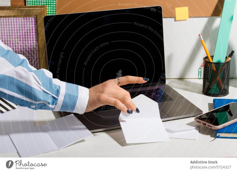 Aufgeräumter Bürotisch mit einer Person, die nach einer Zeitung greift Schreibtisch Arbeiter Hand Papier Laptop organisiert Hinweis greifen Vorrat Stifthalter