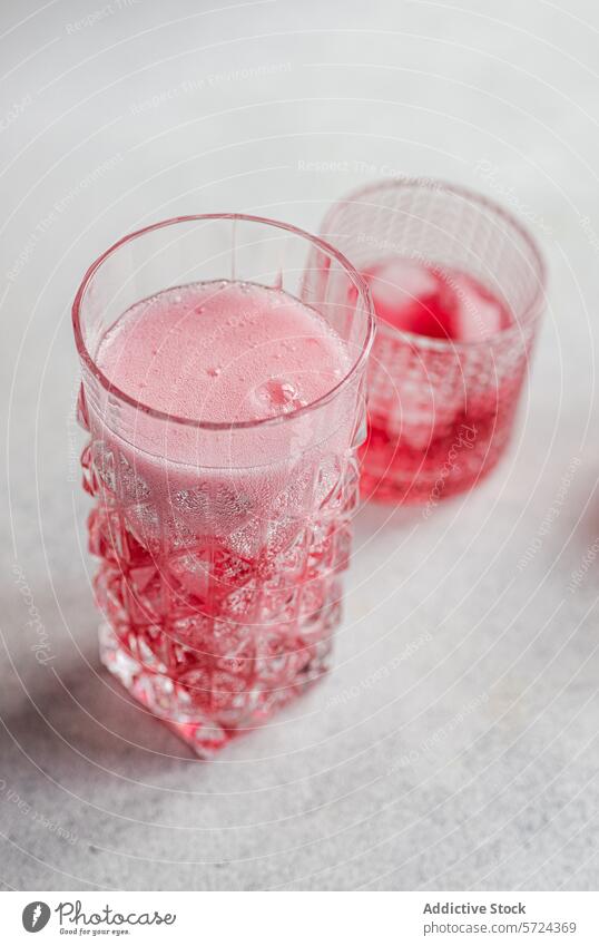 Pink Cherry Wodka-Tonic-Cocktail mit Eis Glas Kirsche Vodka Würfel trinken Getränk Alkohol rosa Schaumblase spritzig Erfrischung texturiert Mixologie Bar