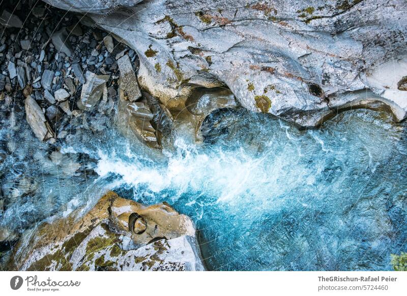 Schlucht von Oben Wasser frisst sich durch gestein Bach blau Steine Felsen Landschaft fließen fließendes wasser fließendes gewässer Natur Fluss Tag