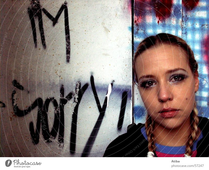 sorry feminin Frau Zopf Entschuldigung Wand Mauer Text Trauer Hiphop Graffiti Farbe Gesicht Nahaufnahme Traurigkeit