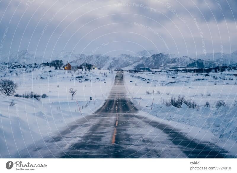Einsame Straße im Winter Eis eisbedeckt Schnee Schnee blasen Gipfel Schneelandschaft gerade Horizont Einsamkeit Himmel Norwegen Skandinavien Berge u. Gebirge