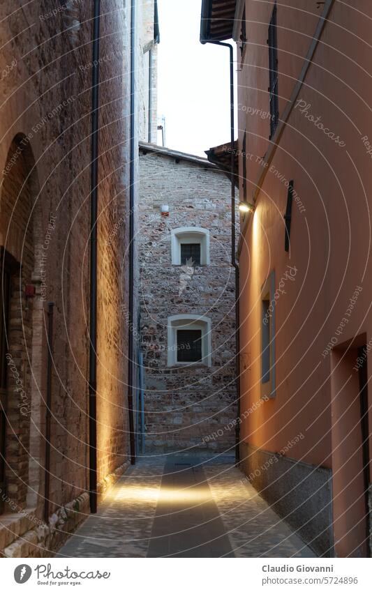 Historische Gebäude in Foligno, Umbrien, Italien Europa Marche Perugia Architektur Großstadt Stadtbild Farbe Tür Außenseite historisch Haus alt im Freien