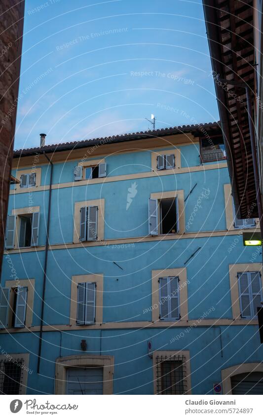 Historische Gebäude in Foligno, Umbrien, Italien Europa Marche Perugia Architektur Großstadt Stadtbild Farbe Außenseite Fassade historisch Haus alt im Freien