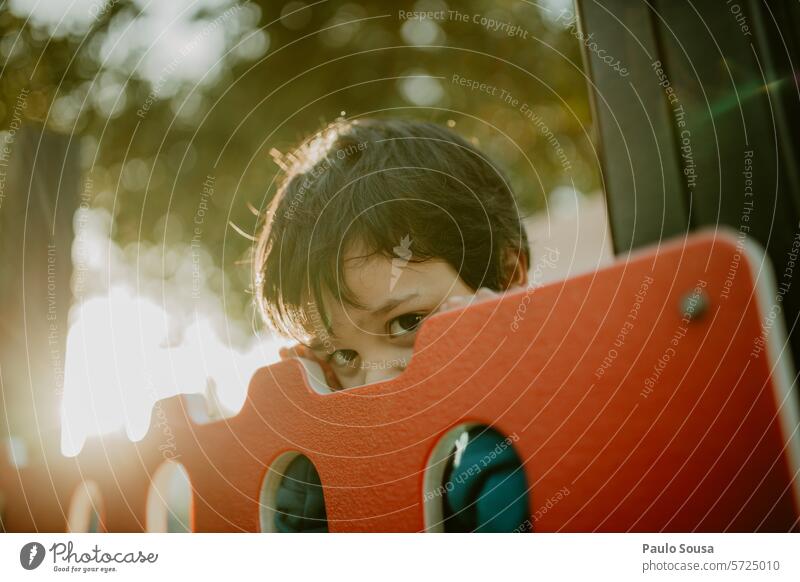 Niedlicher Junge guckt niedlich Kind Kindheit Freude Kaukasier klein Spielen jung Farbfoto Tag Porträt Menschen Glück reizvoll Fröhlichkeit authentisch