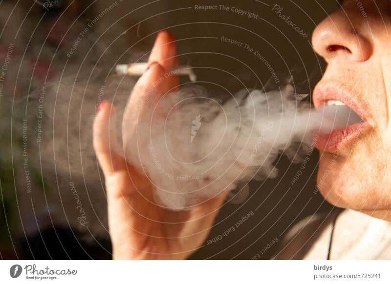 Frau bläst den Rauch eines Joints aus rauchen kiffen Cannabis geöffneter Mund Hand Zigarette Rauschmittel Rauchen Gesicht
