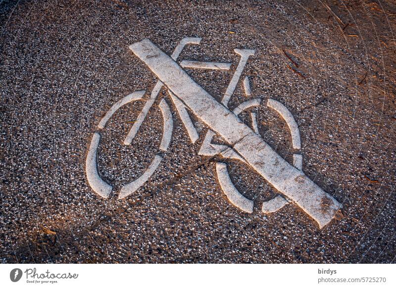 durchgestrichenes, haptisches Fahrradsymbol auf Asphalt Fahrradfahren Verboten Schilder & Markierungen Fahrbahnmarkierung Hinweis Neutraler Hintergrund