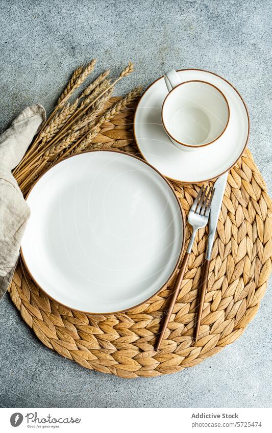 Elegant gedeckter Tisch mit weißer Keramik und Besteck Draufsicht von oben Tabelleneinstellung Teller Tasse Silberwaren Platzset Weizen Dekoration & Verzierung