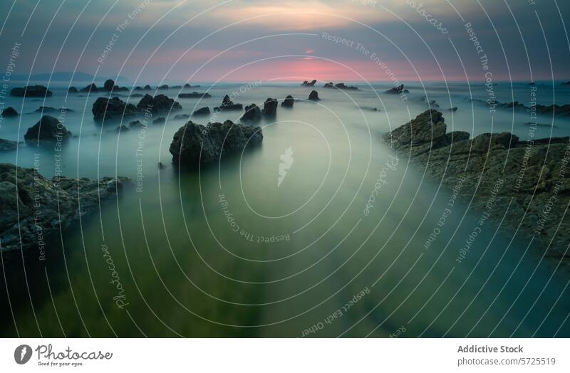 Mystischer Sonnenuntergang am Strand von Barrika, Biskaya, Spanien Barrika-Strand biscay Langzeitbelichtung Steine Gelassenheit ätherisch Meereslandschaft
