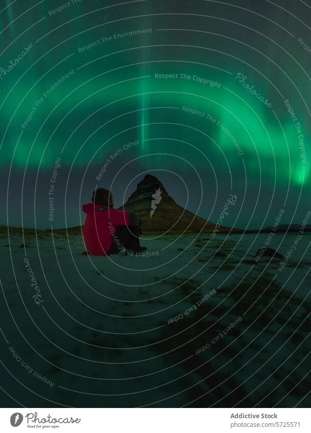 Aurora Borealis auf dem Berg Kirkjufell in Island Nordlicht kirkjufell Person Nachthimmel Naturphänomene malerisch Landschaft dunkel grün glühen arktische