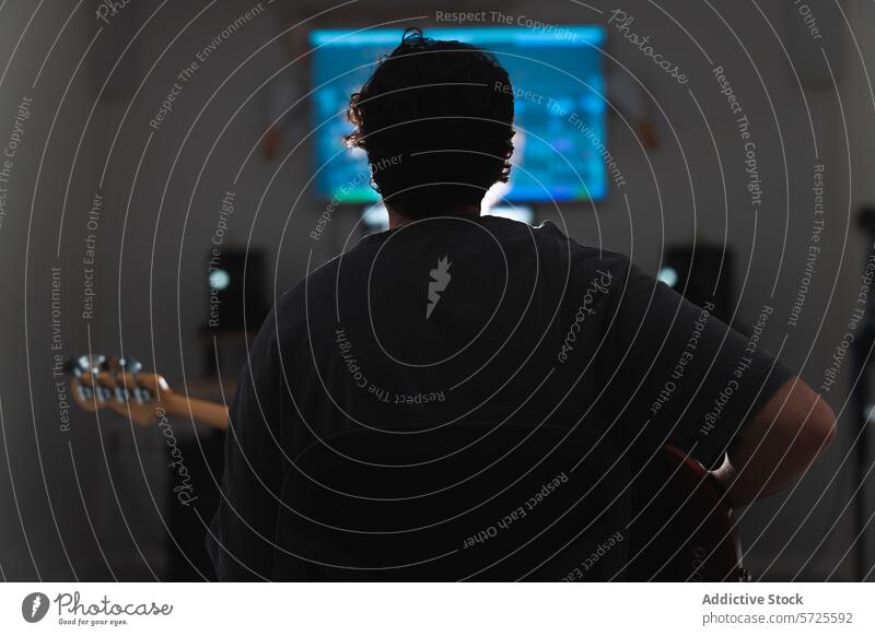 Anonymer männlicher Musiker mit Gitarre, der sich auf eine Aufnahmesession vorbereitet Atelier Sitzung Klang Monitor Computer Bildschirm Hintergrund Gerät Audio
