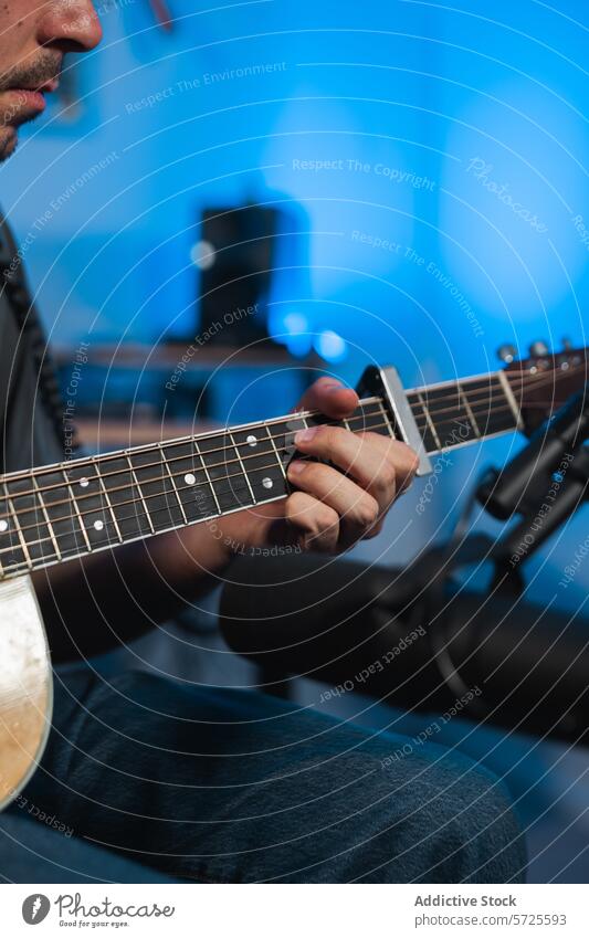 Anonymer männlicher Gitarrist bei der Aufnahme von Musik in einem Tonstudio Gitarrenspieler Sitzung akustische Gitarre Spielen Hände Nahaufnahme