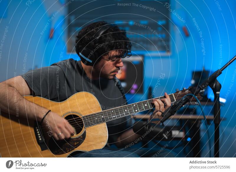 Musiker nimmt akustische Gitarre im Studio auf Aufnahme Atelier Sitzung Kopfhörer Mikrofon Spielen Klang Gerät Technik & Technologie Fokus Mann Instrument Audio