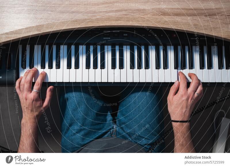 Musiker spielt Keyboard in einem Aufnahmestudio Spielen Overhead Klang Atelier Sitzung Hände Kreativität Leistung Künstler Instrument Synthesizer elektronisch