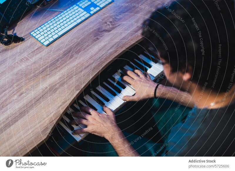 Musiker spielt Keyboard während einer Studio-Session Spielen Tonstudio Aufnahme Gerät Ansicht von oben Hände Computertastatur Fähigkeit Audioproduktion Sitzung