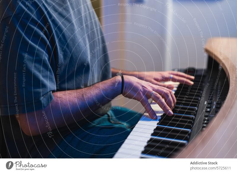 Abgeschnittener anonymer Musiker, der während einer Aufnahmesitzung im Studio Klavier spielt Hände Spielen Schlüssel Klang Atelier Sitzung Nahaufnahme Kompetenz
