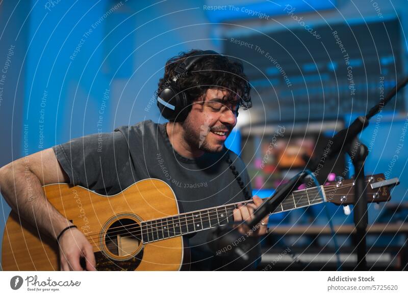 Musiker bei der Aufnahme einer akustischen Gitarrenspur im Studio Atelier Klang Sitzung männlich Kopfhörer Spielen Gesang Gerät Mischen Hintergrund Künstler