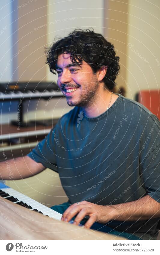 Lächelnder Musiker spielt Klavier in einem Tonstudio Aufnahmesitzung Spielen männlich freudig professionell Talent Leidenschaft Instrument Keyboard Künstler