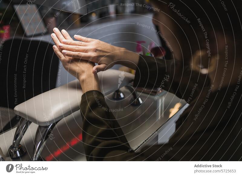 Frau prüft ihre Maniküre in einem Nagelstudio Besichtigung Licht Befriedigung Schönheit Pflege Hand stylisch Behandlung elegant Salon Fingernagel polnisch