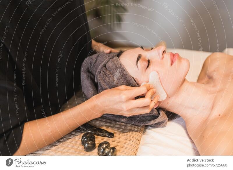 Wohltuende Gesichtsbehandlung in einem ruhigen Spa Behandlung Hautpflege Massage einzeln Erholung Wellness Gesundheit Schönheit Pflege Gelassenheit friedlich