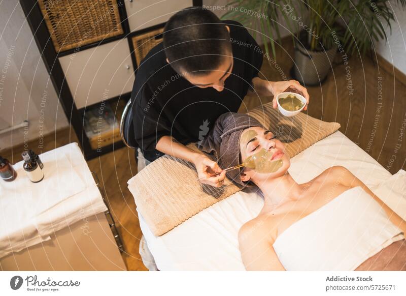 Entspannende Gesichtsbehandlung in einer ruhigen Spa-Umgebung Behandlung Mundschutz Frau Kosmetikerin Hautpflege Erholung Schönheit verwöhnend Pflege Wellness