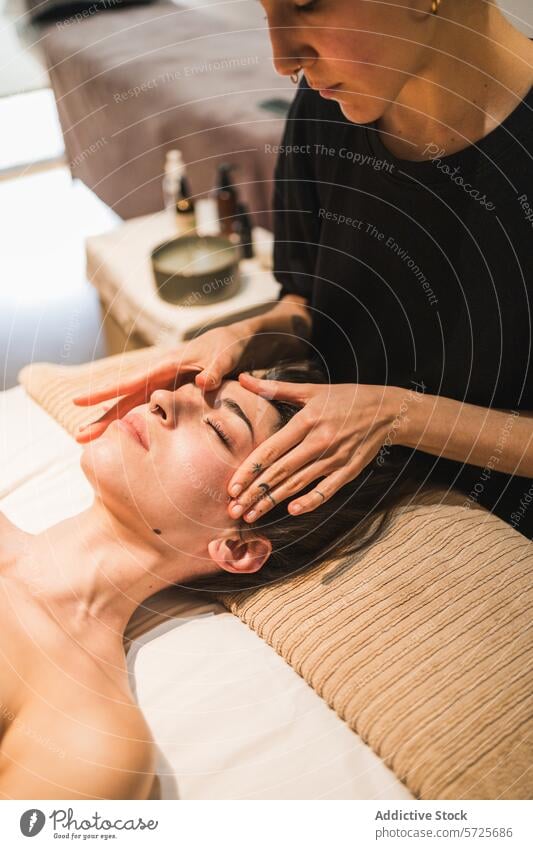 Gelassene Spa-Gesichtsmassage zur Entspannung Therapeut Gesichtsbehandlung Massage Frau Klient Erholung Gelassenheit Einstellung Wellness Gesundheit Hautpflege