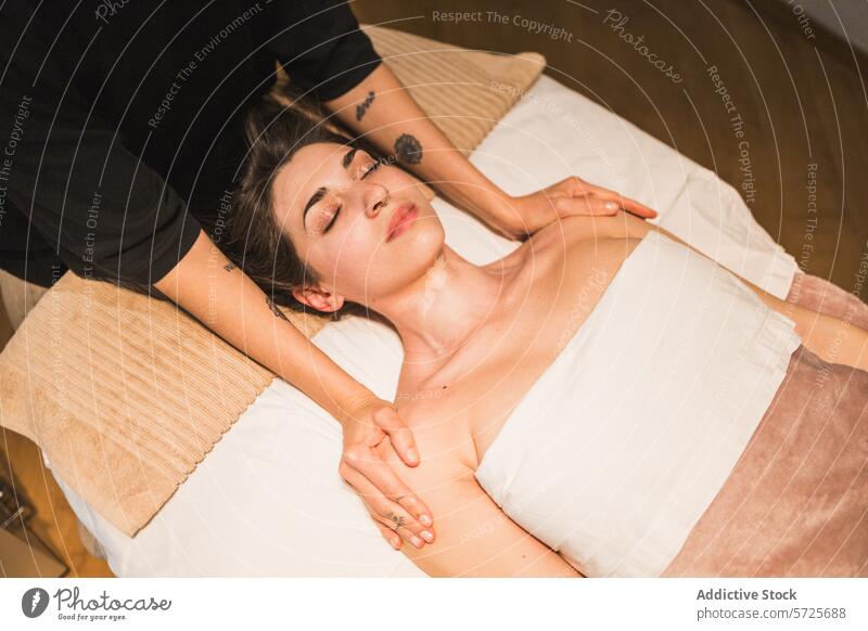 Gelassene Frau erhält eine entspannende Schultermassage Massage Spa Erholung Gelassenheit Wellness Ruhe Therapie berühren Hautpflege Gesundheit Komfort Reichtum