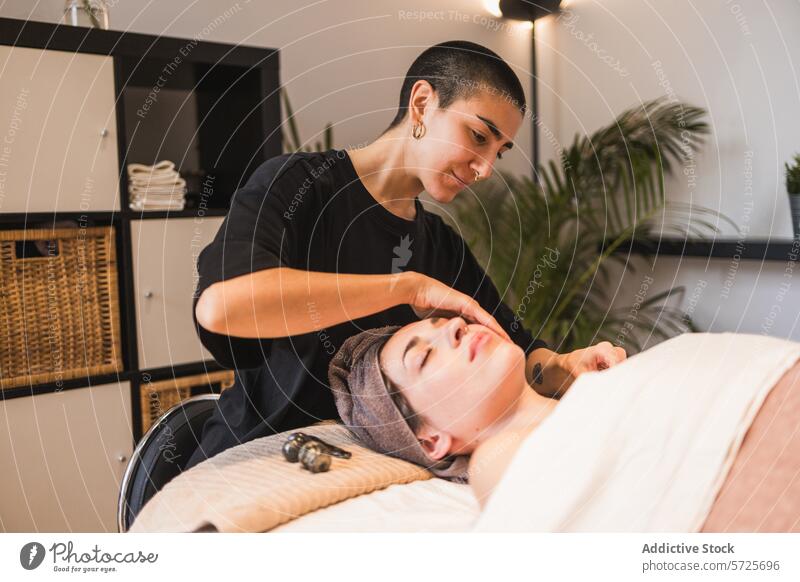 Professionelle Kosmetikerin bei einer entspannenden Gesichtsbehandlung Schönheit Behandlung Spa Erholung Wellness Hautpflege Massage Klient Therapeut