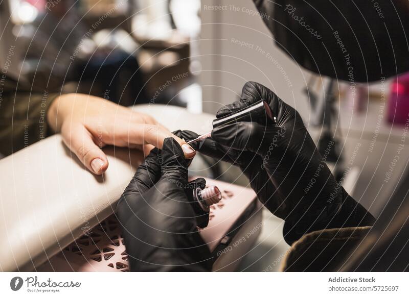 Nahaufnahme einer Maniküre im Schönheitssalon Salon Nagellack Nageltechnikerin Klient professionell anwendend Nagelpflege Behandlung verwöhnend Hand Finger