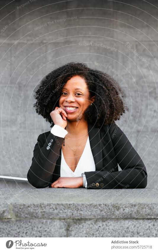 Professionelle Frau lächelt in lässiger Pose im Freien Afroamerikaner Lächeln freundlich professionell Kleidung Geschäftsfrau freudig Person Exekutive schwarz