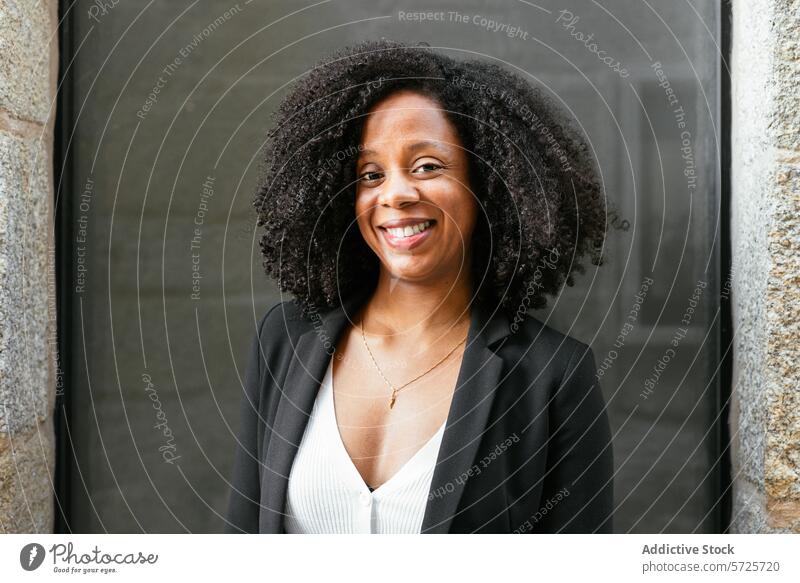 Selbstbewusste Geschäftsfrau lächelt im Freien in der Stadt Frau Afroamerikaner Business professionell Lächeln Selbstvertrauen Großstadt Bürogebäude