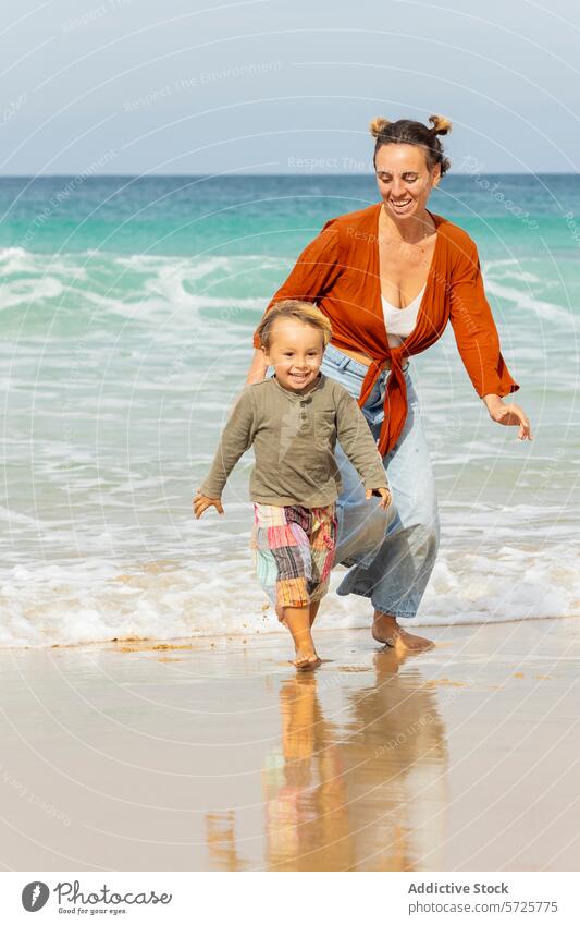 Familienglück an einem sonnigen Strandtag Spaß Junge Kind Mutter Meer spielen rennen Sand Feiertag Urlaub Freizeit MEER Fröhlichkeit Freude im Freien Wasser