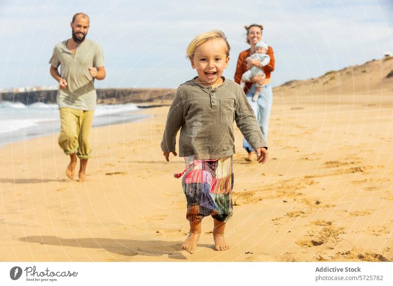 Fröhliche Familienmomente an einem sonnigen Strandtag Spaß spielen laufen Kind Eltern Ufer Sand Küstenstreifen Freizeit Urlaub Fröhlichkeit Freude im Freien